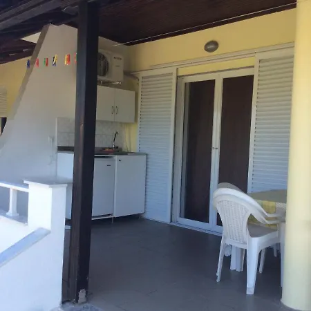 Karadolas Rachoni 公寓 *